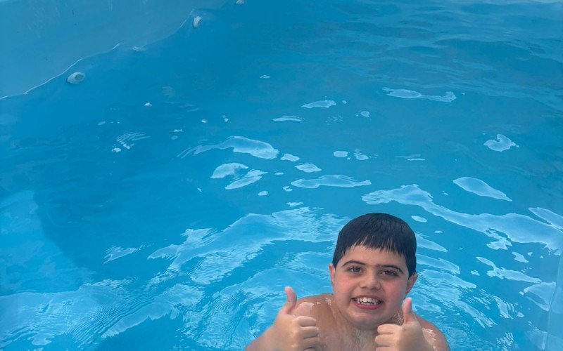 Na última quinta-feira (12) completou um ano que o menino Joaquim de Neque Neves recebeu a infusão do Elevidys no Hospital de Clínicas de Porto Alegre. 