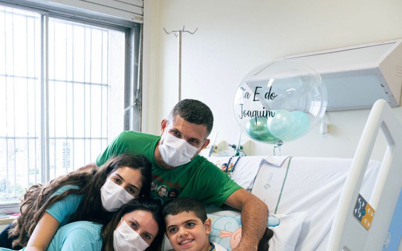 Na última quinta-feira (12) completou um ano que o menino Joaquim de Neque Neves recebeu a infusão do Elevidys no Hospital de Clínicas de Porto Alegre.