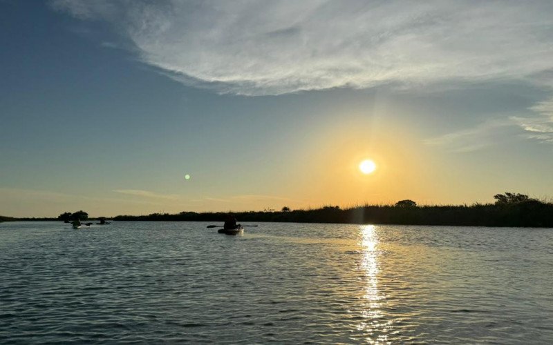 Passeio de caiaque ao entardecer no Rio Tramandaí