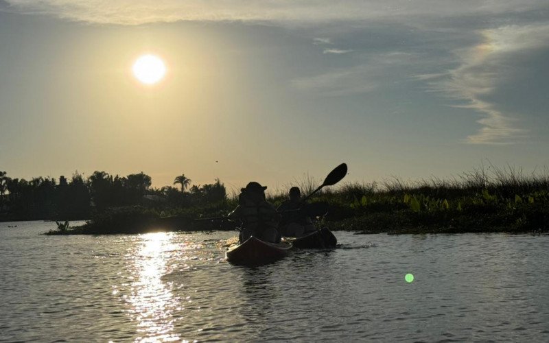Passeio de caiaque ao entardecer no Rio Tramandaí