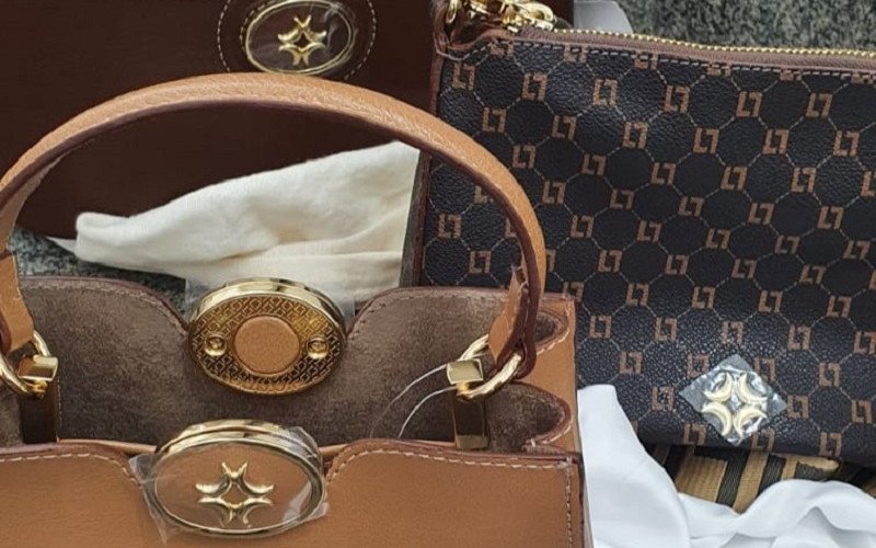 Bolsas encontradas em brechó foram apreendidas e investigação determinará se foram furtadas em loja de marca de grife | abc+