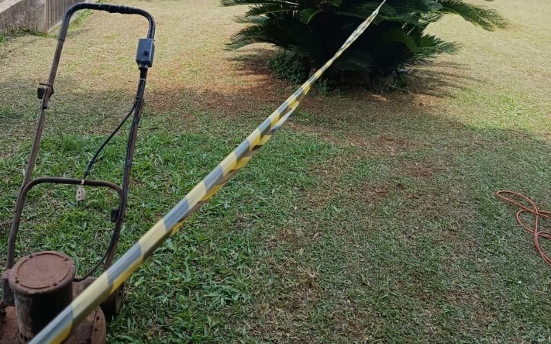 Mulher morre ap&oacute;s ser eletrocutada enquanto cortava grama de casa