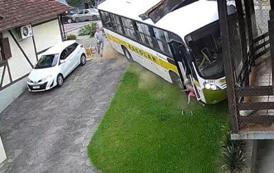 VÍDEO: Ônibus desgovernado com quatro crianças atinge carros e invade casa em Nova Petrópolis