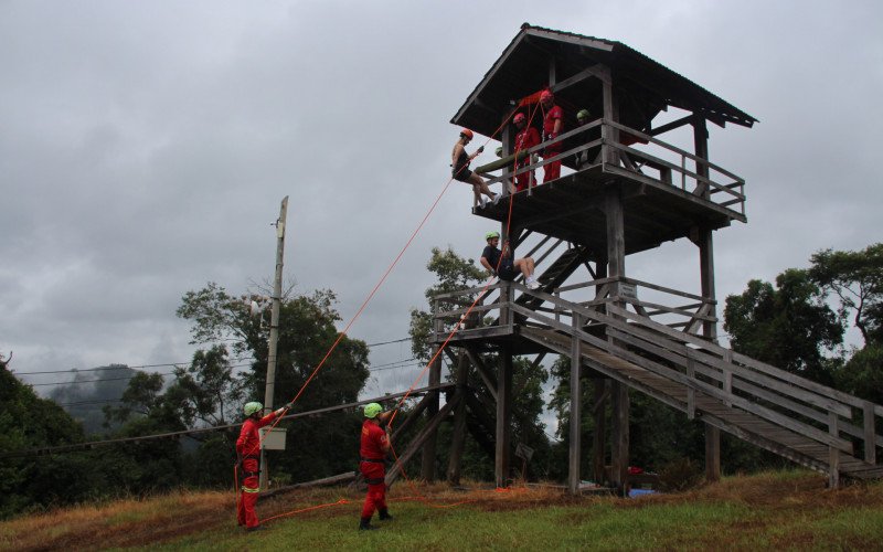 Atividade consistia em descer cerca de 10 metros de altura