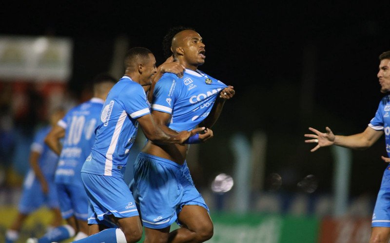 Luam Parede anotou dois gols na vit&oacute;ria anilada por 3 a 2
