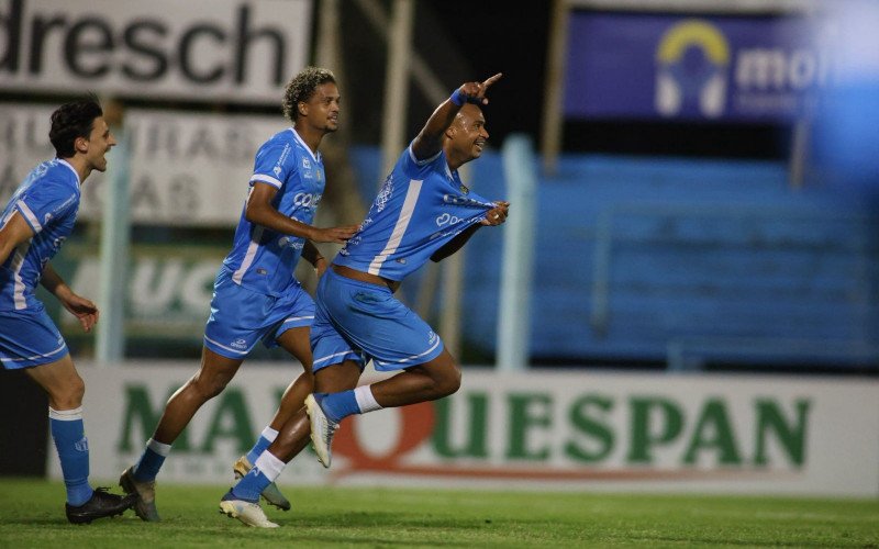 Luam Parede anotou dois gols na vit&oacute;ria anilada por 3 a 2