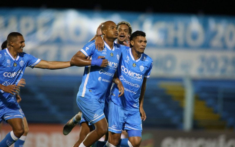 Luam Parede anotou dois gols na vit&oacute;ria anilada por 3 a 2