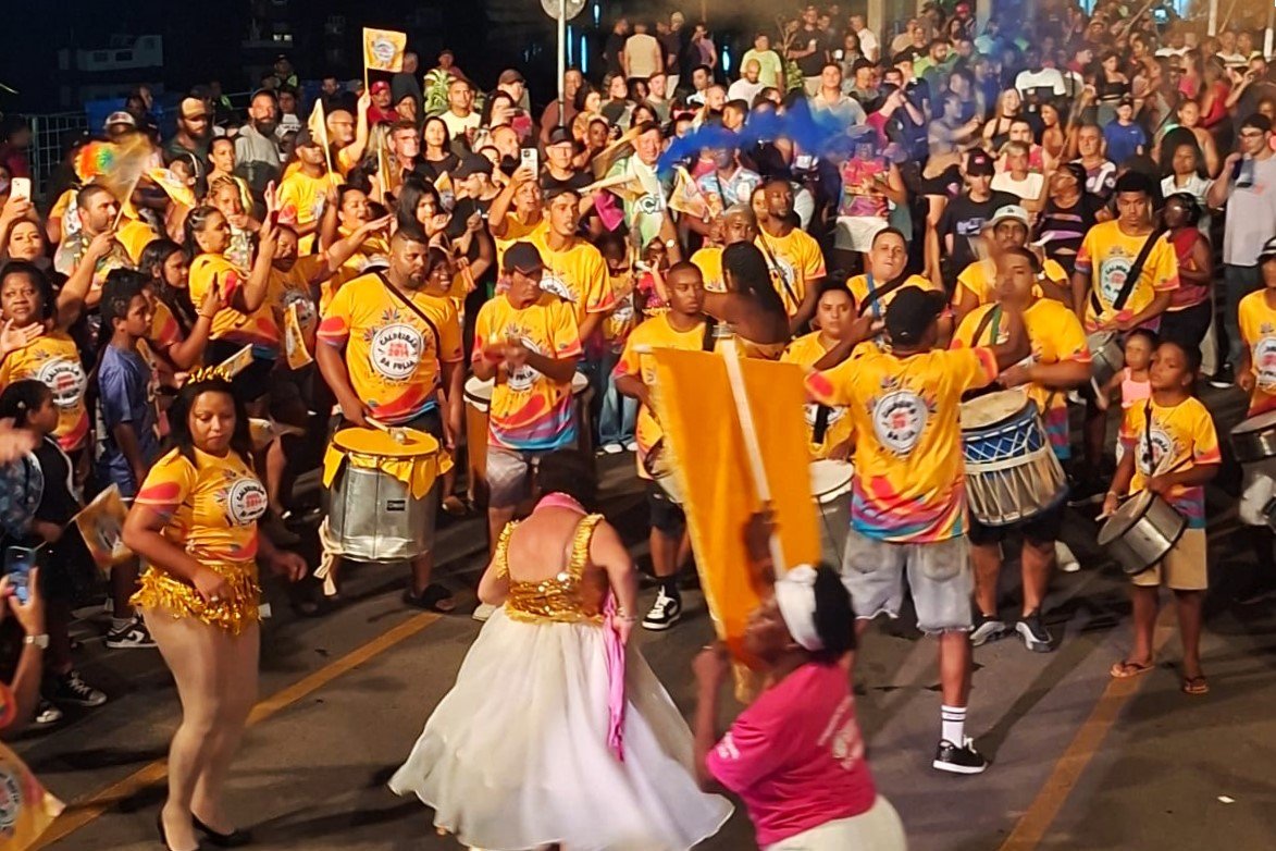 Carnaval movimenta clubes e ruas da regi&atilde;o