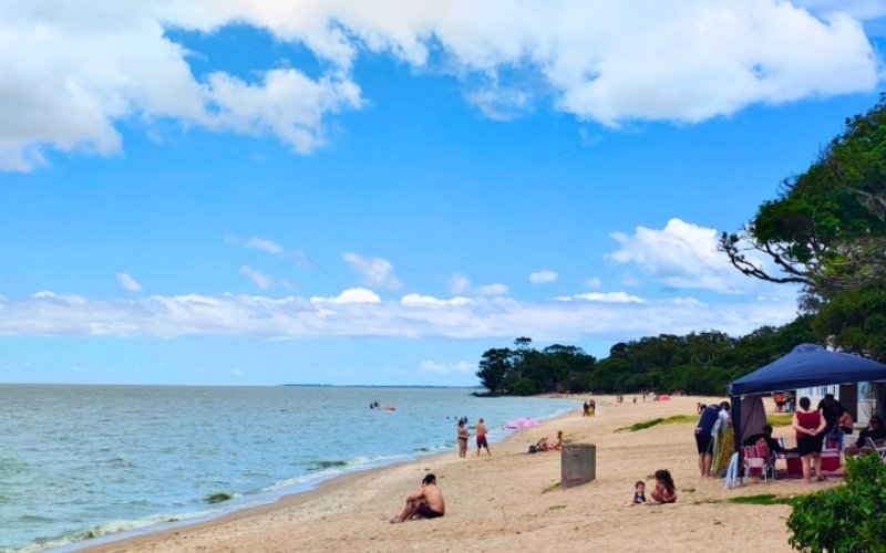 Praias, balneários e lagoa estão impróprios para banho no RS; saiba quais locais banhistas devem evitar