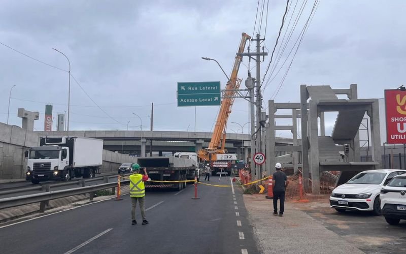 Bloqueio para obra provoca lentidão, confusão no trânsito e queixas de moradores na Scharlau | abc+