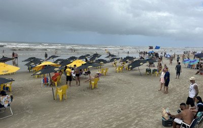 Instabilidade marca domingo de quem está na praia para curtir o carnaval