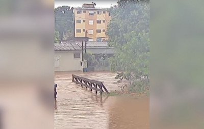"Medo de perder tudo novamente", diz morador do bairro Canudos ao ver arroio transbordar de novo
