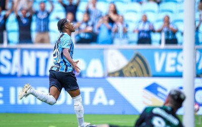 Sem criatividade e com falha defensiva, Grêmio empata em casa pela semifinal do Gauchão