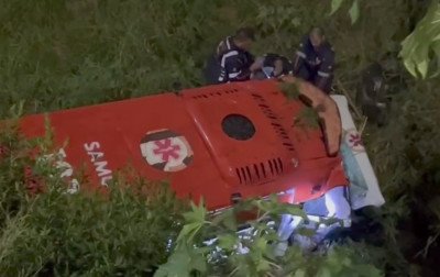 Canoas perde ambulância de suporte avançado; veículo furtado ficou destruído
