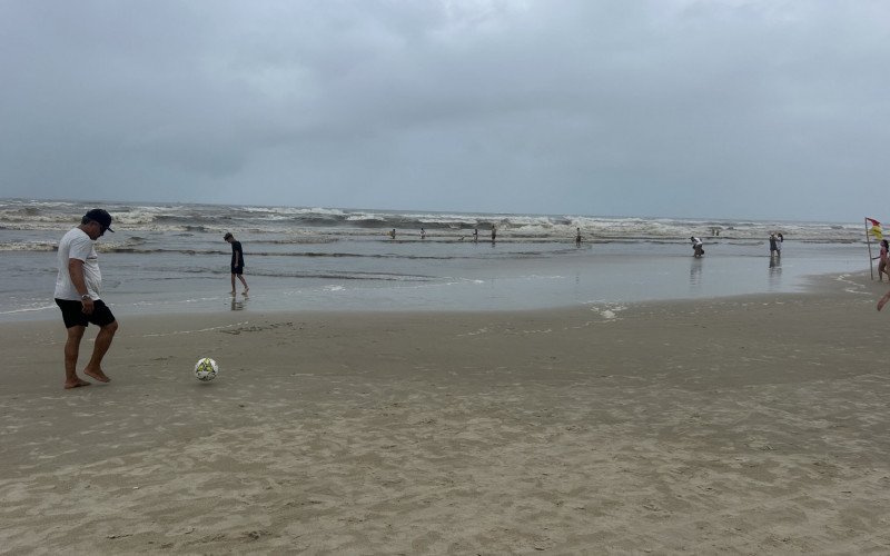 Apesar do tempo instável, veranistas foram à praia | abc+
