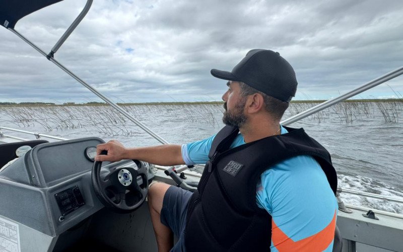 Passeio de barco com o guia Harrison Vianna pelos lagos 