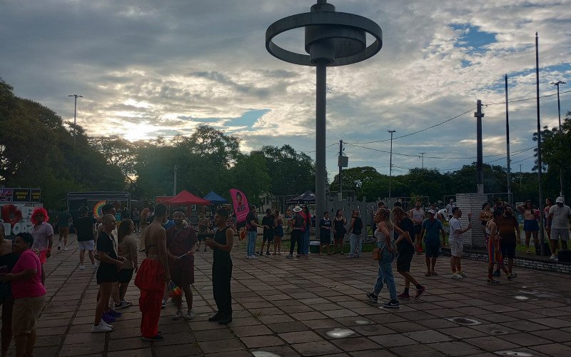 Bloco Folia da Diversidade movimenta Praça da Biblioteca
