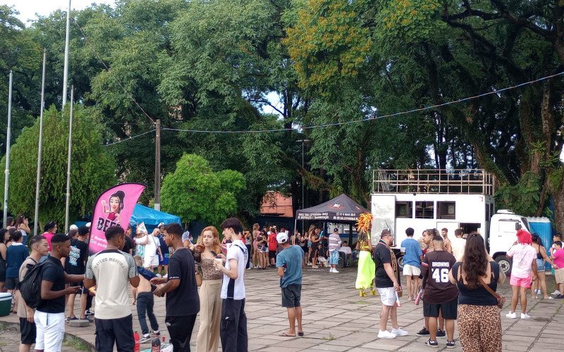 Bloco Folia da Diversidade movimenta Praça da Biblioteca
