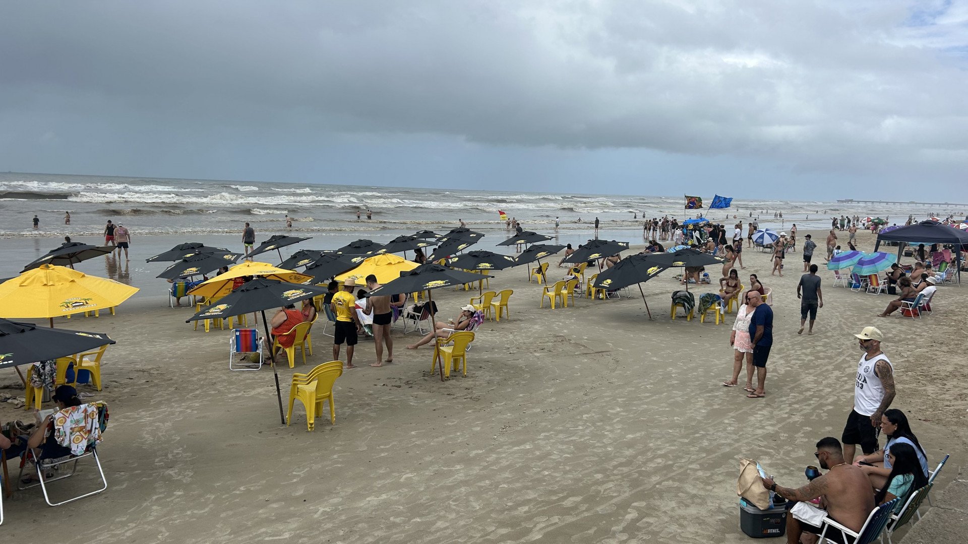 Instabilidade marca domingo de quem está na praia para curtir o carnaval