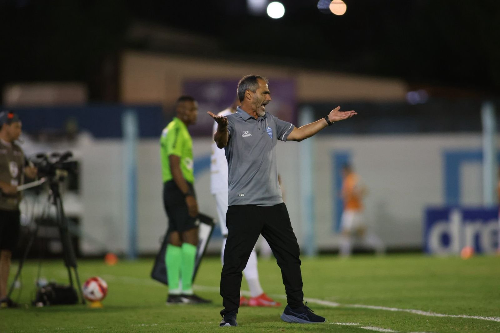 Rog&eacute;rio Zimmermann critica arbitragem e valoriza vit&oacute;ria do Noia