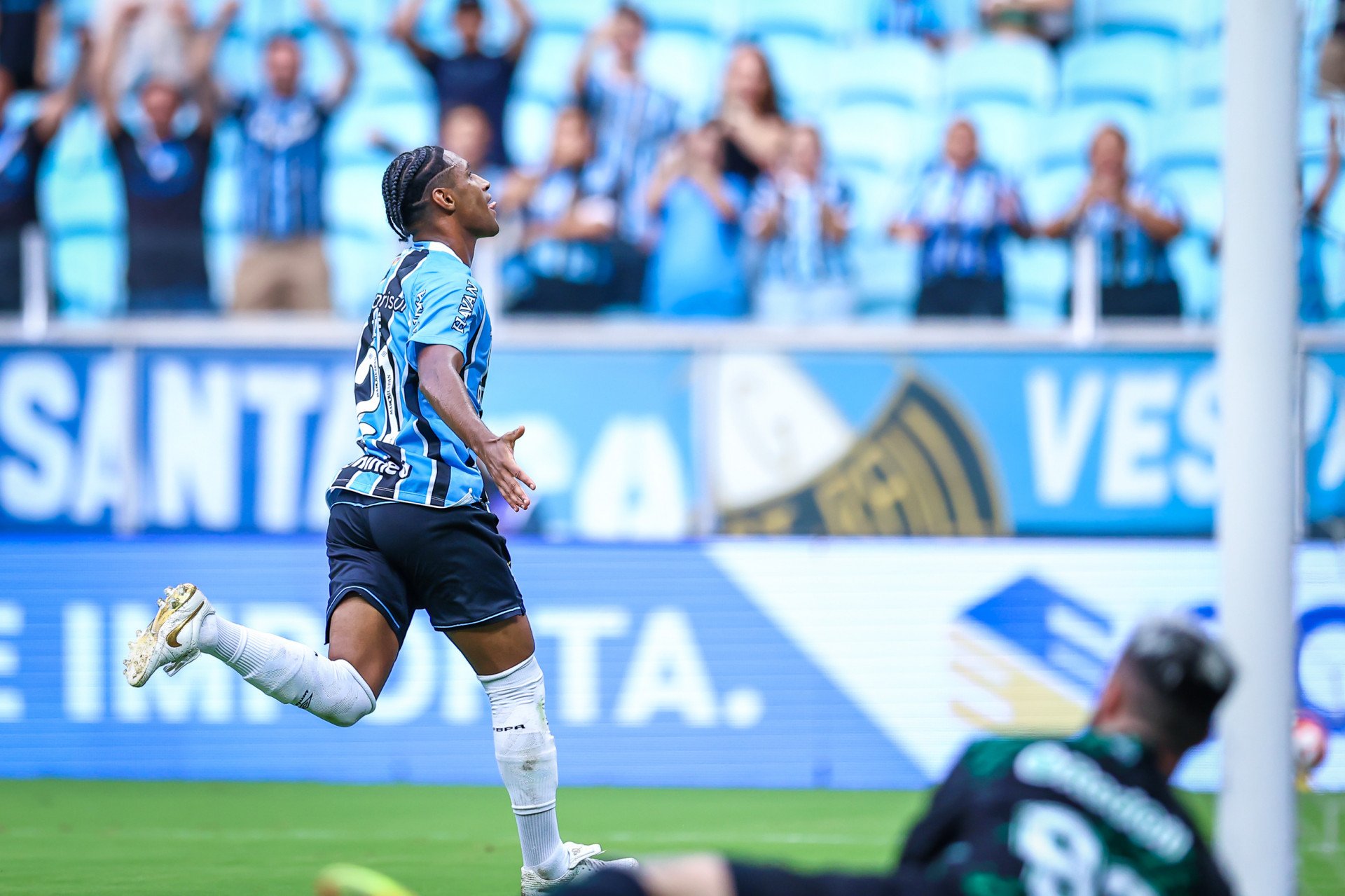 Sem criatividade e com falha defensiva, Gr&ecirc;mio empata em casa pela semifinal do Gauch&atilde;o