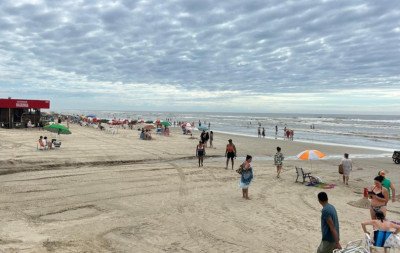 Mudança no tempo faz veranistas aproveitarem a beira-mar em Tramandaí