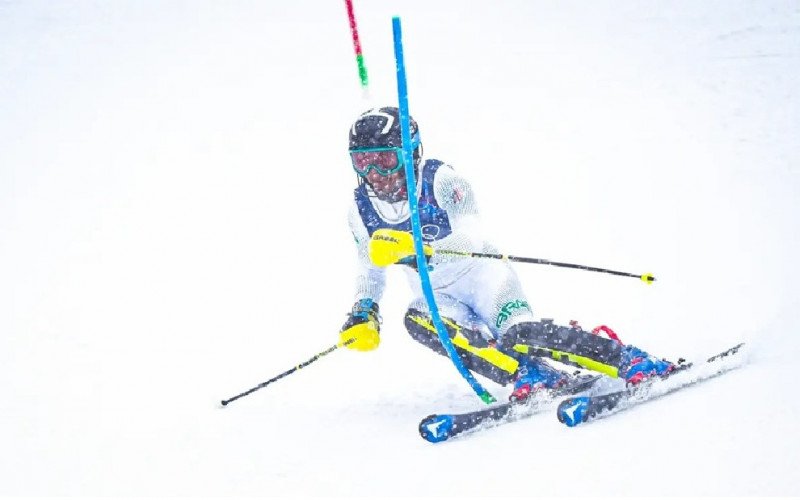 Giovanni Ongaro em ação no slalom em Milão-Cortina 2026 | abc+