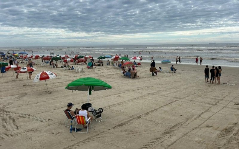 Segunda-feira (16) começou com sol e nuvens em Tramandaí, no litoral norte do RS