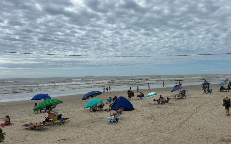 Segunda-feira (16) começou com sol e nuvens em Tramandaí, no litoral norte do RS