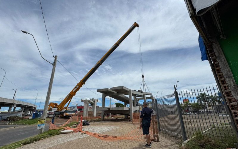 Içamento de rampas da nova passarela na R-240, na Scharlau