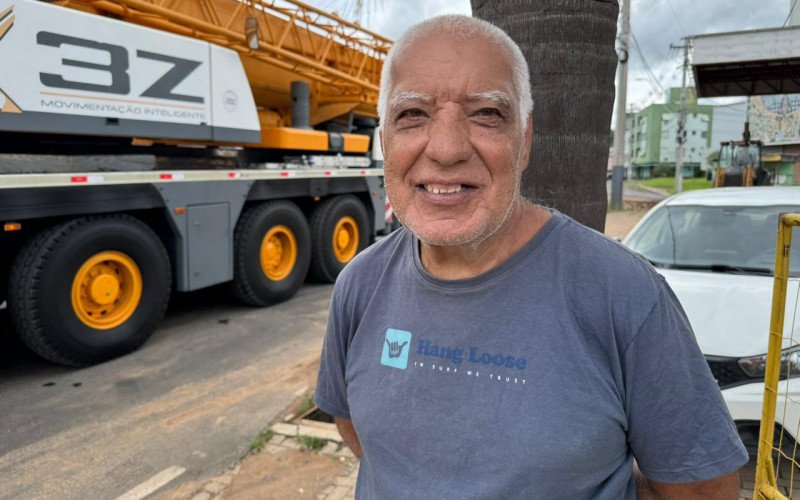 João Pereira da Silva comemora construção de nova passarela, um alento para quem espera mais segurança para pedestres no trecho