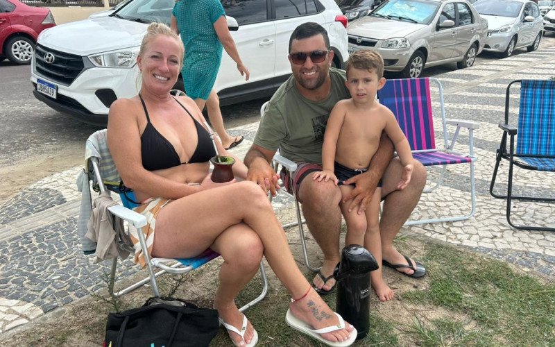 Monica, Marlon e o filho Thales, na Praça dos Botos, em Tramandaí | abc+