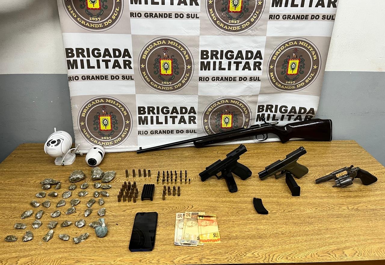 Quatro pessoas são presas com pistolas e carabina na região