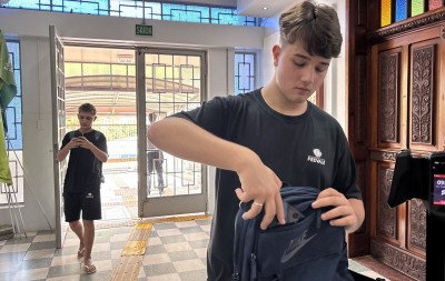 Um ano sem celular nas escolas: Profissionais da educação avaliam como a proibição tem impactado a saúde mental e o desenvolvimento dos jovens