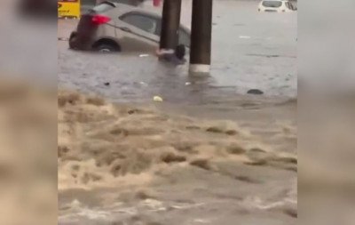 VÍDEO: Mulher se agarra a poste e se salva de enxurrada: "Fiquei entre a vida e a morte"