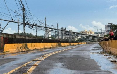 VÍDEO: Temporal derruba postes em ponte e deixa ruas alagadas em São Leopoldo