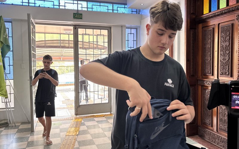 Na Escola de Aplicação da Feevale, alunos deve guardar celular assim que entram no prédio; adaptação foi rápida e hoje a norma já não encontra resistência  | abc+