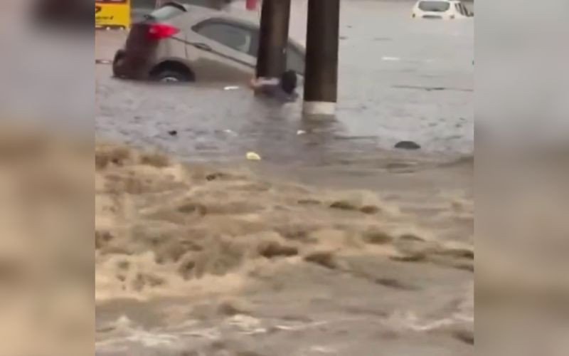 Mulher se agarra a poste e se salva de enxurrada | abc+