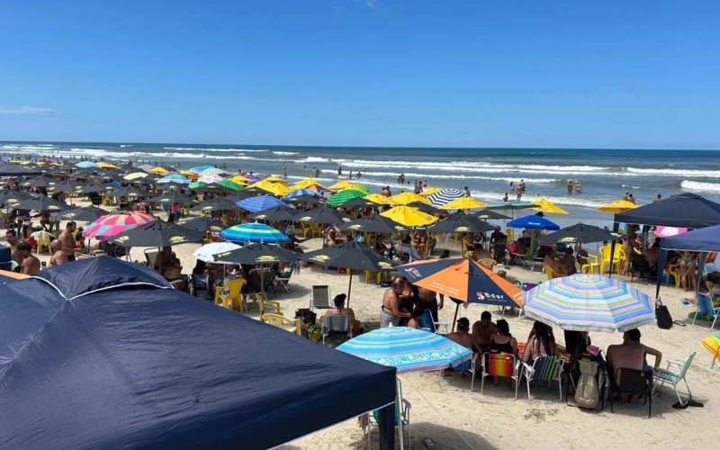 Praia de Tramandaí lotada no começo da tarde desta terça-feira (17) | abc+