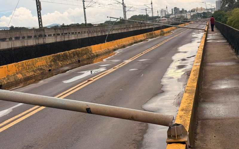 Postes caíram sobre a ponte da Avenida Mauá, ao lado dos trilhos do trem e interromperam o trânsito no local