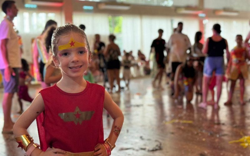 Rafaela Vanoni Mombach vestida como Mulher Maravilha
