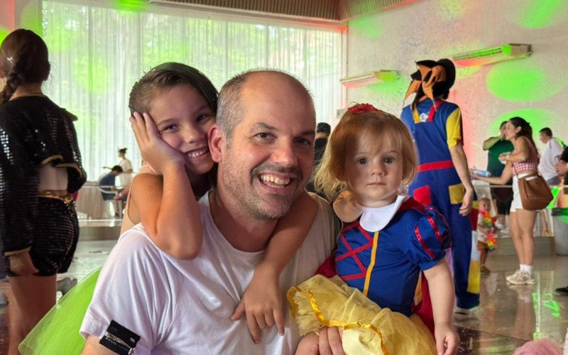 Giovani Tonel com as filhas Melinda e Beatriz