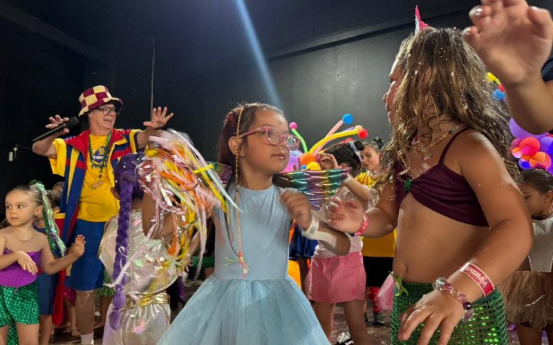 Carnaval Vermelho e Branco Infantil leva alegria às crianças no último dia de férias escolares 