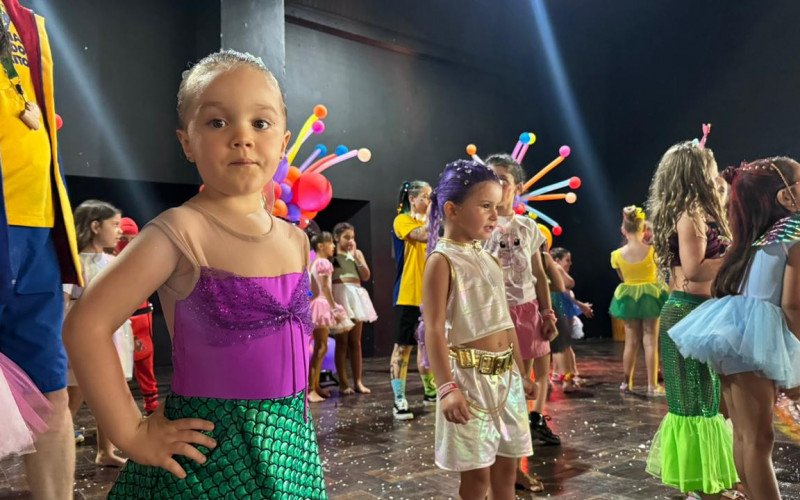Carnaval Vermelho e Branco Infantil leva alegria às crianças no último dia de férias escolares 