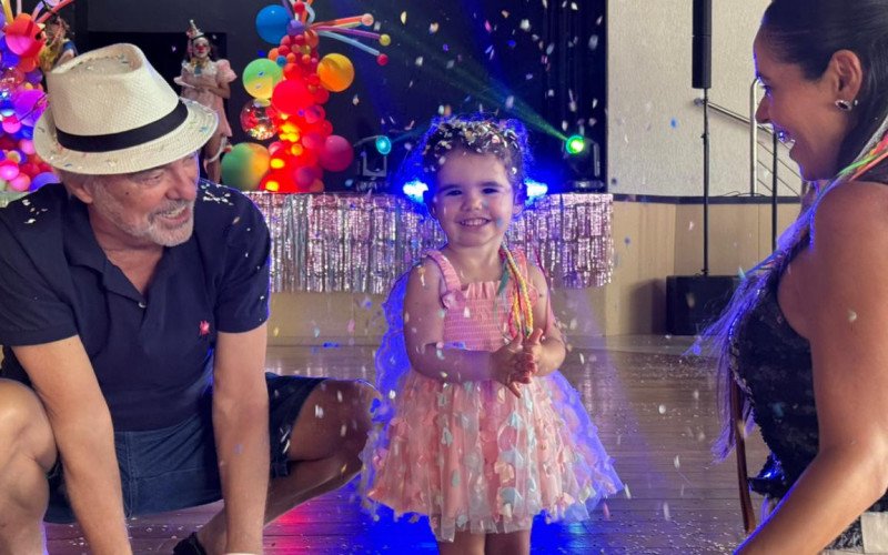 Ana Laura se divertindo no Carnaval Vermelho e Branco Infantil