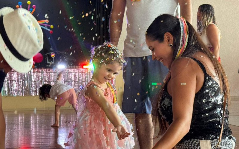 Ana Laura se divertindo no Carnaval Vermelho e Branco Infantil