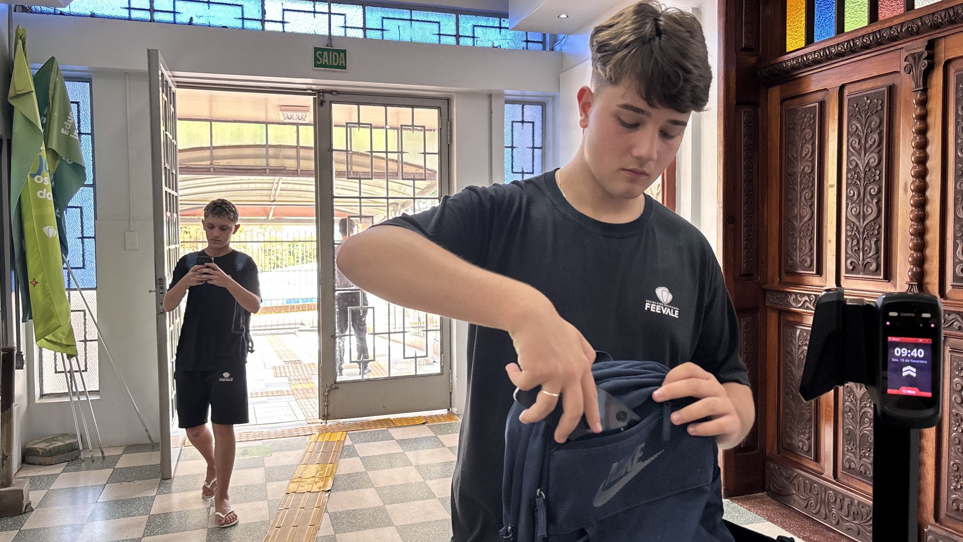 Um ano sem celular nas escolas: Profissionais da educa&ccedil;&atilde;o avaliam como a proibi&ccedil;&atilde;o tem impactado a sa&uacute;de mental e o desenvolvimento dos jovens