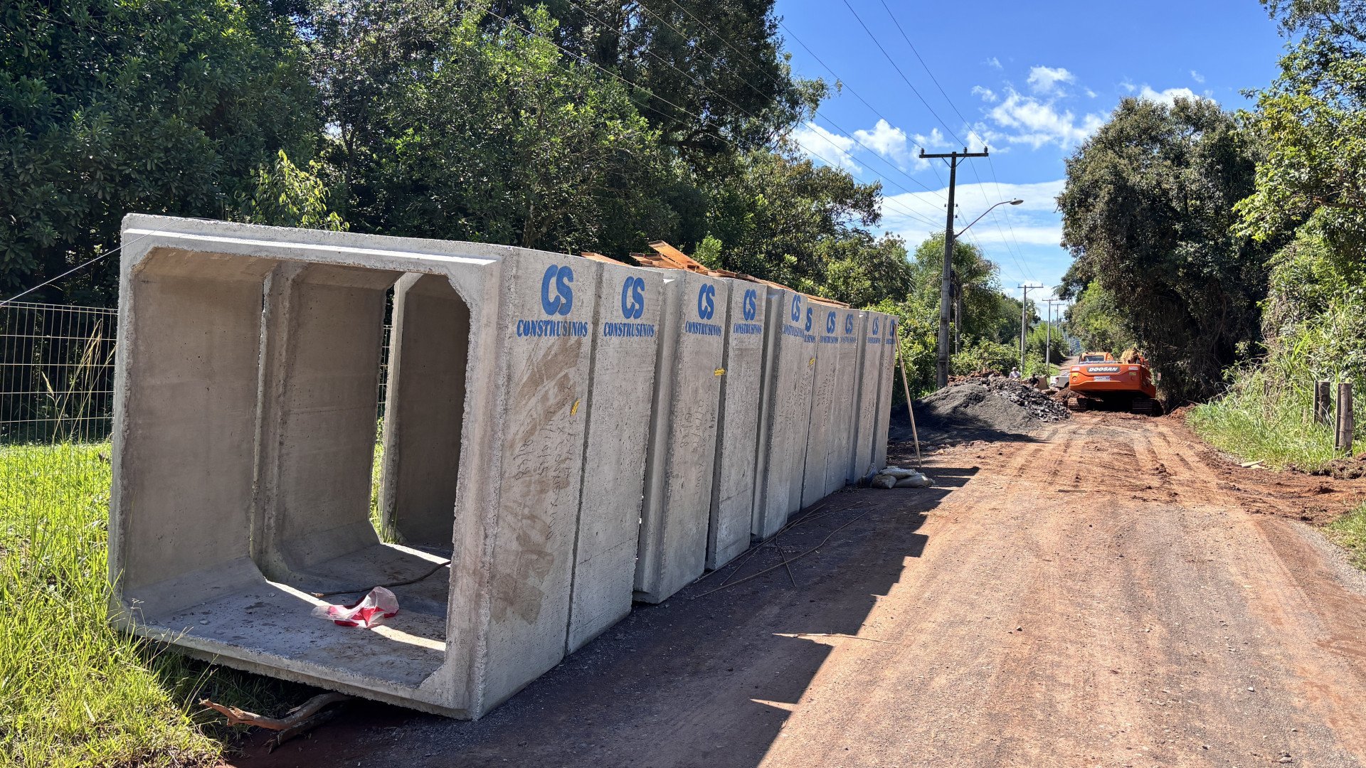 Cratera no bairro Lomba Grande: Saiba quando as obras na Estrada Astrogildo Nogueira do Amaral devem ser conclu&iacute;das