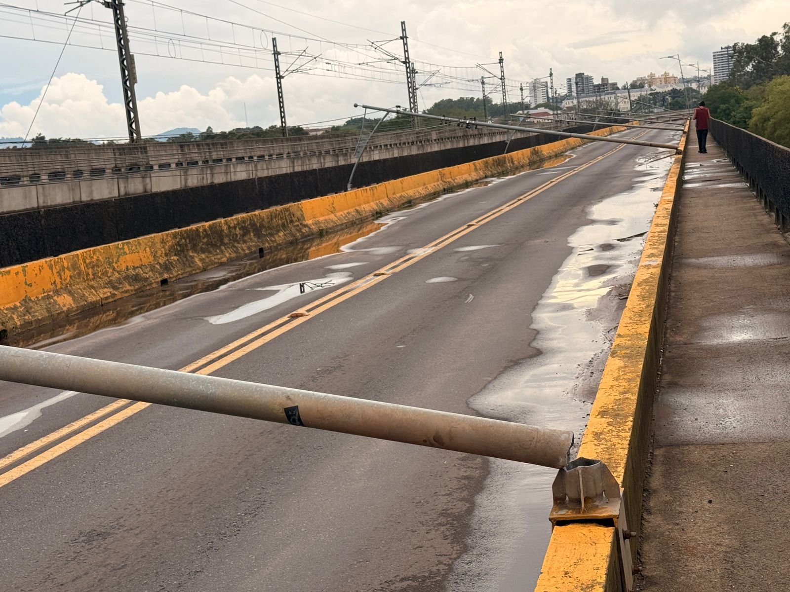 Queda de postes, alagamentos e falta de água e luz: Como está São Leopoldo um dia após estragos de temporal