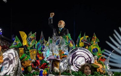 Flávio Bolsonaro e oposição comemoram rebaixamento de escola de samba que homenageou Lula